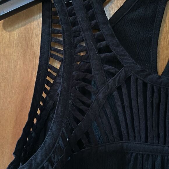 Cute open detail on shoulders top tank - Picture 3 of 6